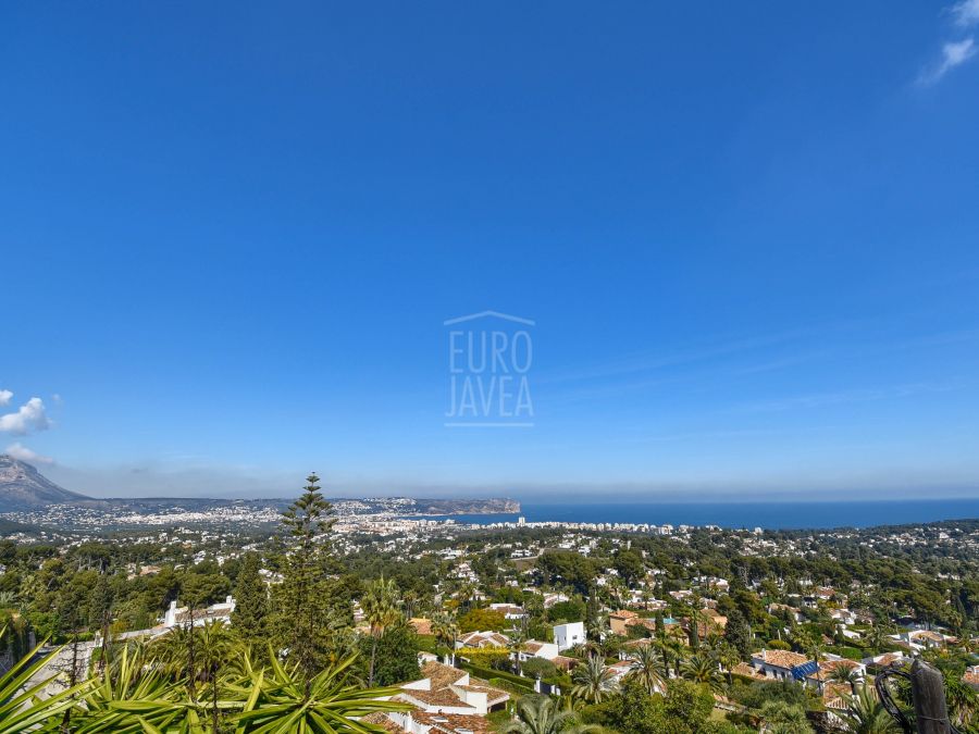 Magnificent traditional style villa with sea views, in the prestigious area of Tosalet