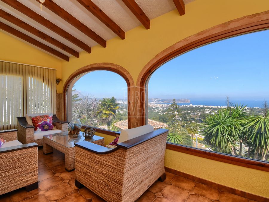 Magnificent traditional style villa with sea views, in the prestigious area of Tosalet