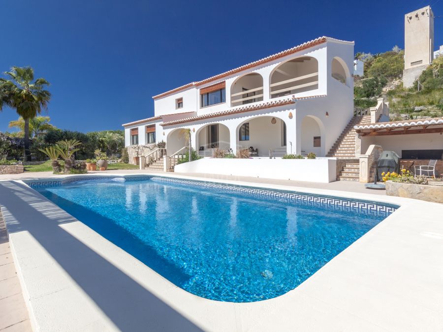 Villa recently renovated in t he area of Castellans in Jávea with sea views