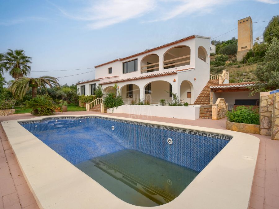 Villa recently renovated in t he area of Castellans in Jávea with sea views