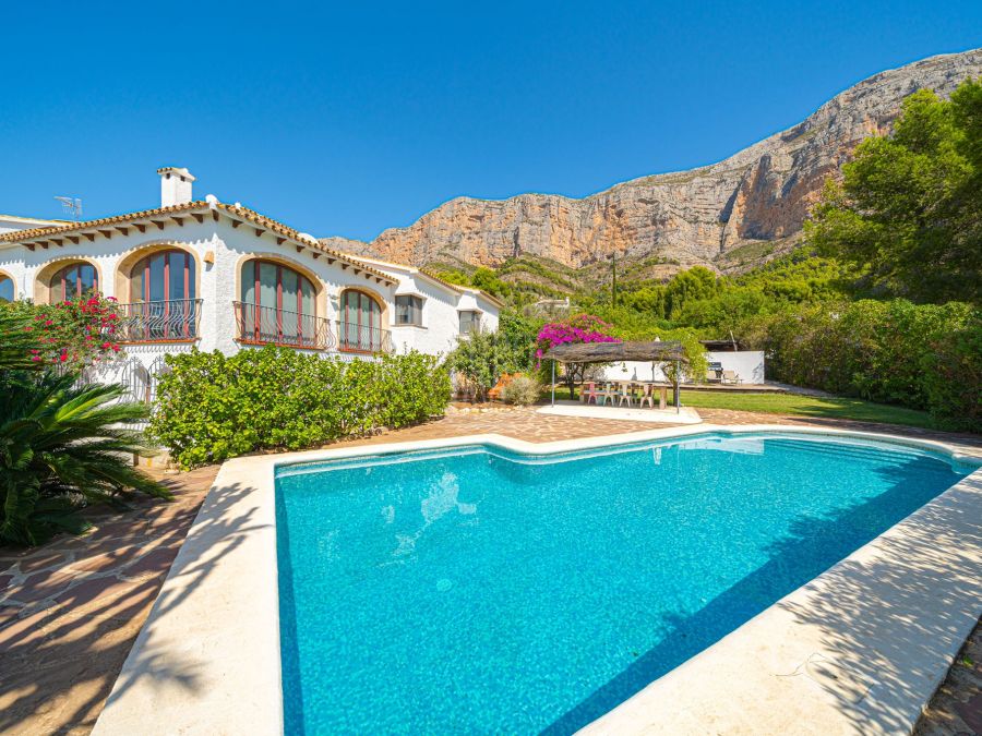 Villa orientacion sur a la venta en la zona del Montgó de Javea con magníficas vistas panorámicas