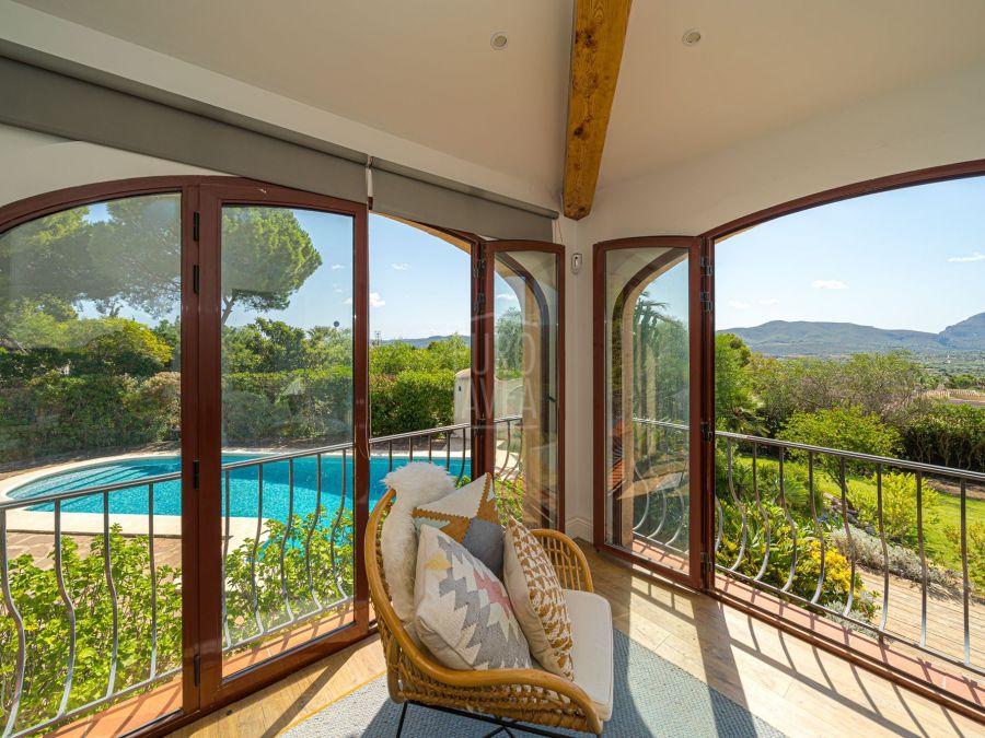 Villa orientée plein sud à vendre dans le quartier Montgó de Javea avec de magnifiques vues panoramiques