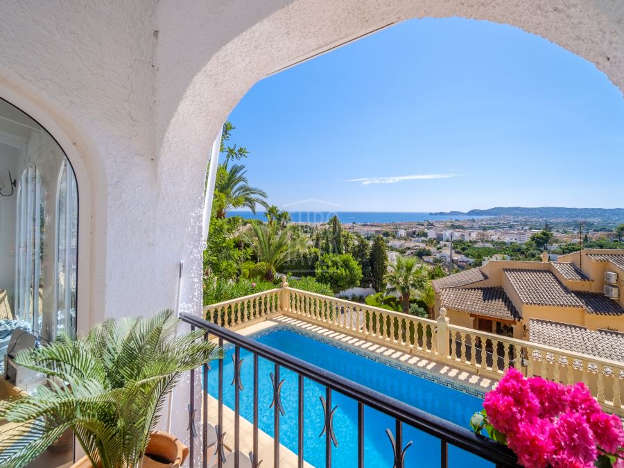 Villa for sale in Jávea, exclusively with Eurojavea , in the area of Puchol , close to the old town and the port . With sea views