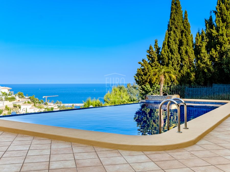 Villa exclusive à vendre avec une vue magnifique sur la mer dans le quartier de La Corona à Jávea.