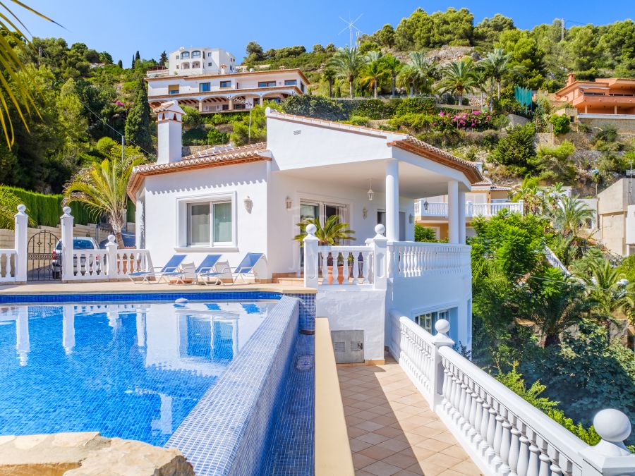 Exclusieve villa te koop met prachtig uitzicht op zee in de omgeving van La Corona in Jávea.