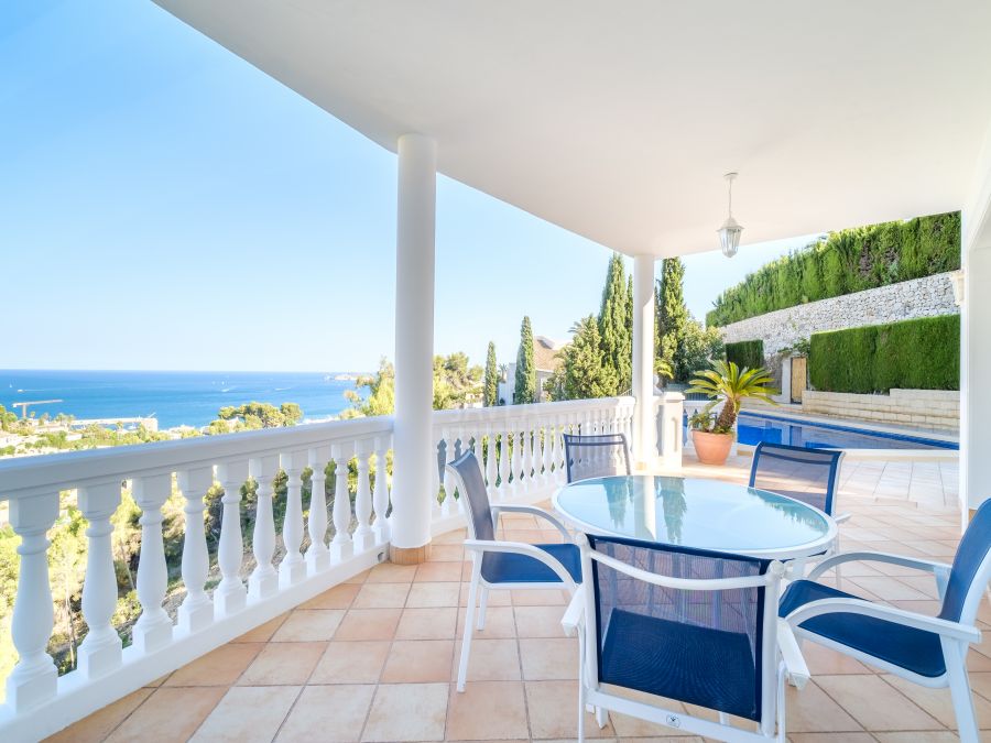 Exclusieve villa te koop met prachtig uitzicht op zee in de omgeving van La Corona in Jávea.