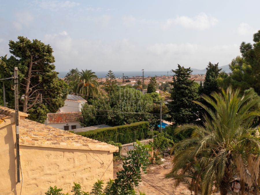 Parcela con proyecto de construcción a la venta en la zona del Puchol de Jávea , a pocos minutos del pueblo y del puerto
