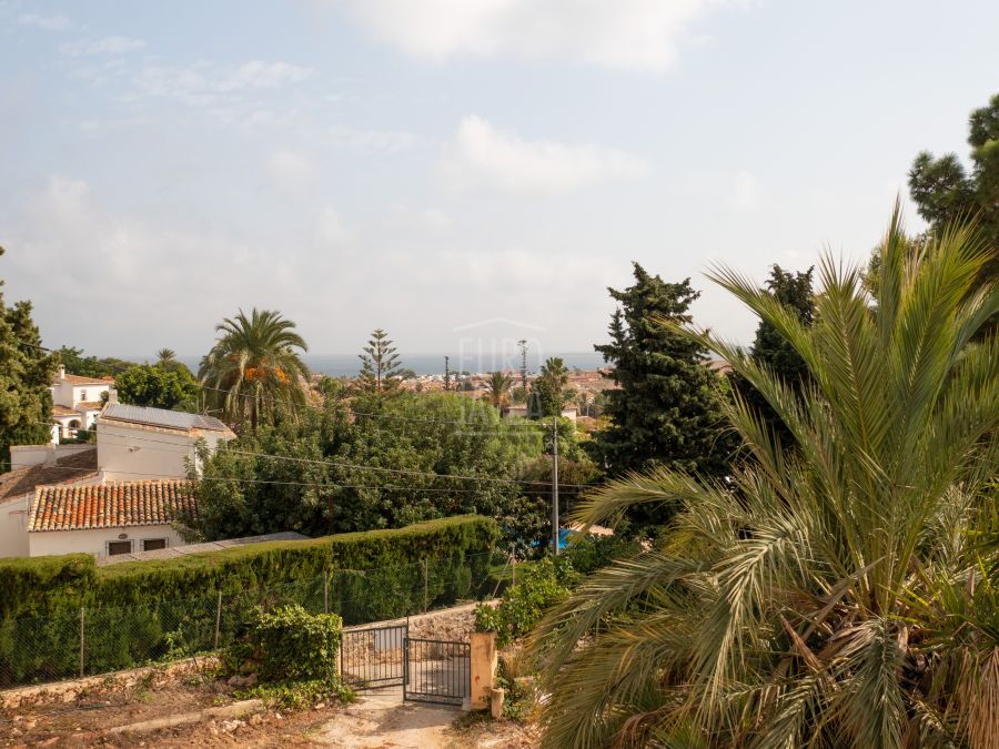 Parcela con proyecto de construcción a la venta en la zona del Puchol de Jávea , a pocos minutos del pueblo y del puerto