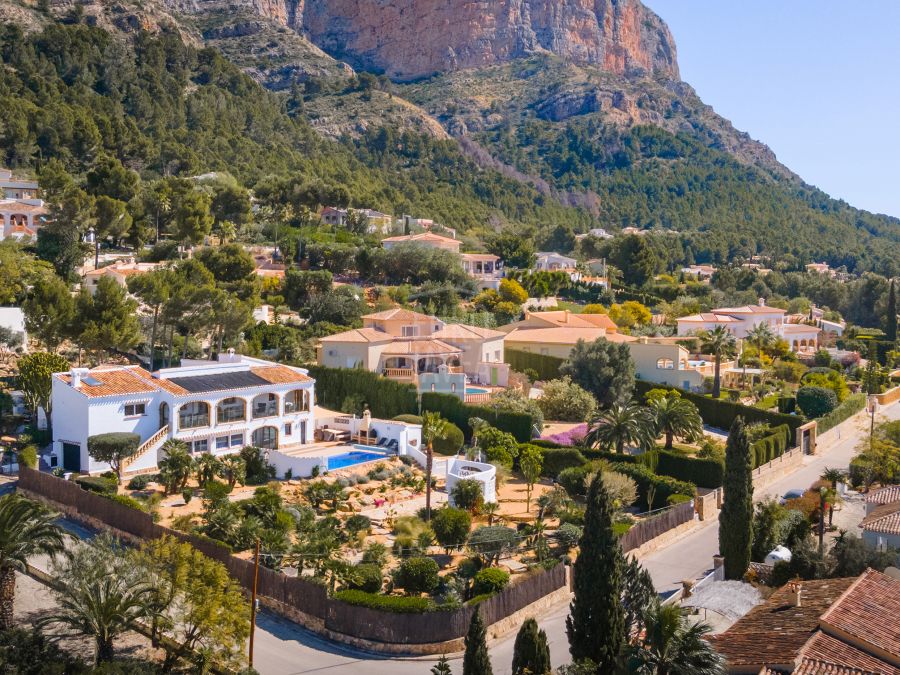Villa a la venta en exclusiva en la zona del Montgó , con espectaculares vistas al valle