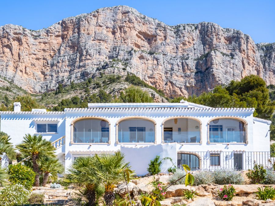 Villa à vendre exclusivement dans la région de Montgó, avec des vues spectaculaires sur la vallée