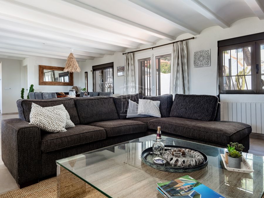 Villa exclusief te koop in het Montgó-gebied, met spectaculair uitzicht op de vallei