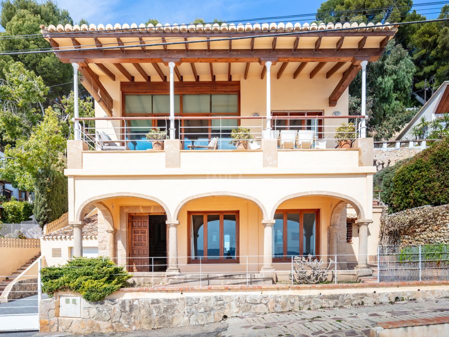 Villa a la venta en la zona del Puerto de Jávea, con espectaculares vistas al mar y al Club Naútico