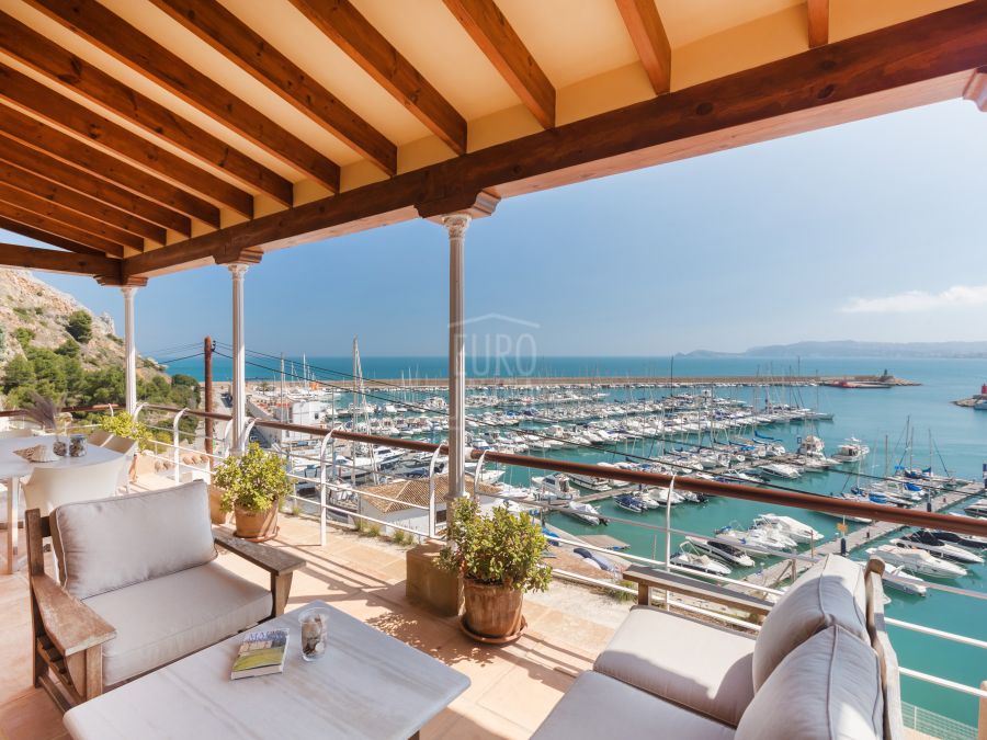 Villa à vendre dans la zone du Port de Jávea, avec des vues spectaculaires sur la mer et le Yacht Club