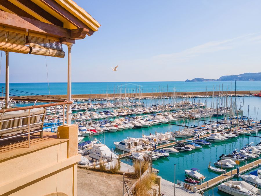 Villa à vendre dans la zone du Port de Jávea, avec des vues spectaculaires sur la mer et le Yacht Club