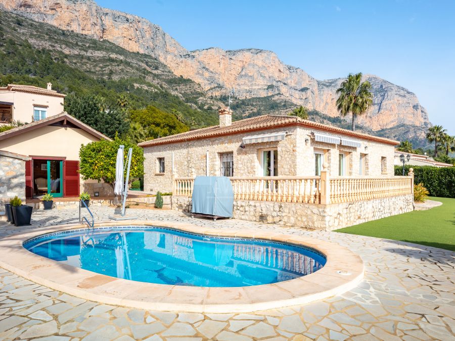 Villa dans le quartier calme de Montgó à Jávea, orientée sud