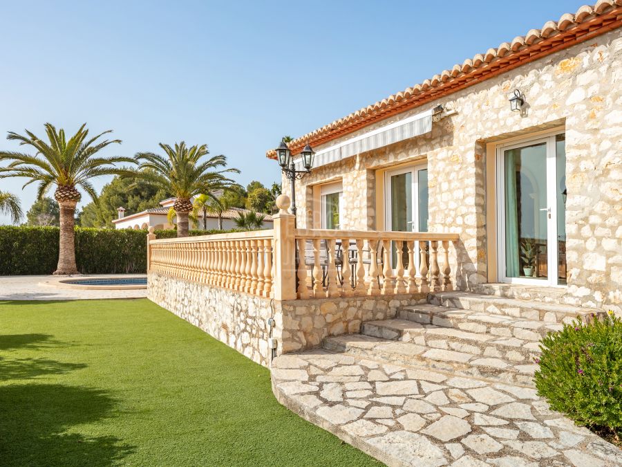 Villa dans le quartier calme de Montgó à Jávea, orientée sud