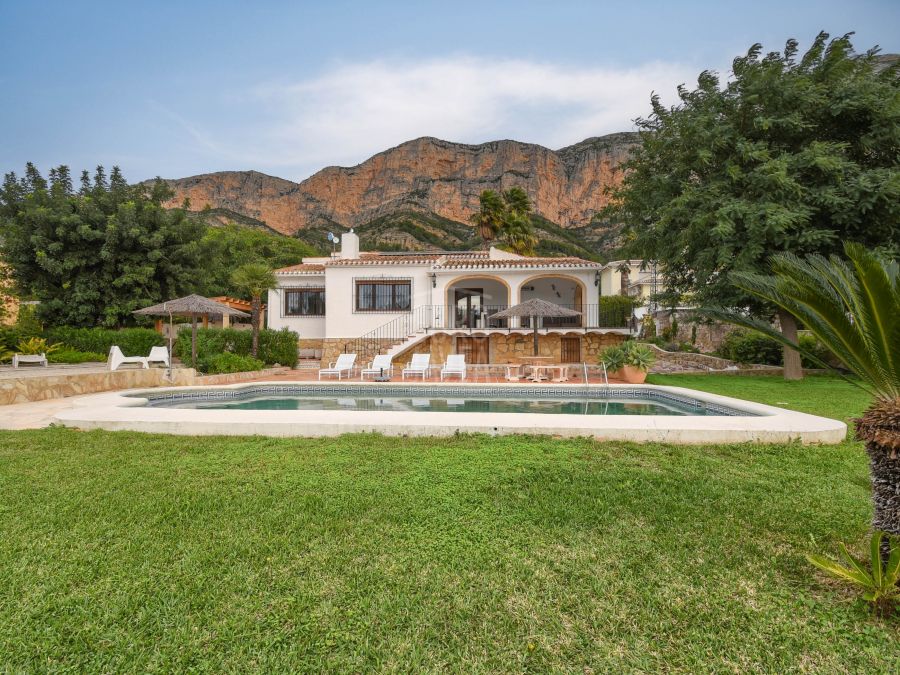 Villa for sale in Jávea in the Montgó area, south facing with open views