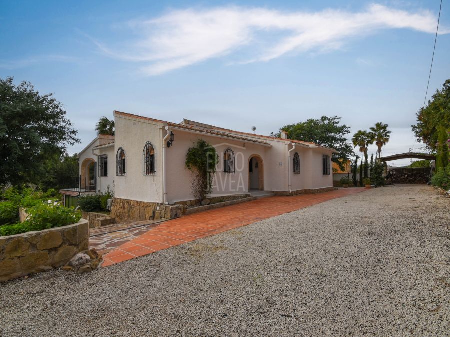 Villa à vendre à Jávea dans la région de Montgó, orientée sud avec vue dégagée