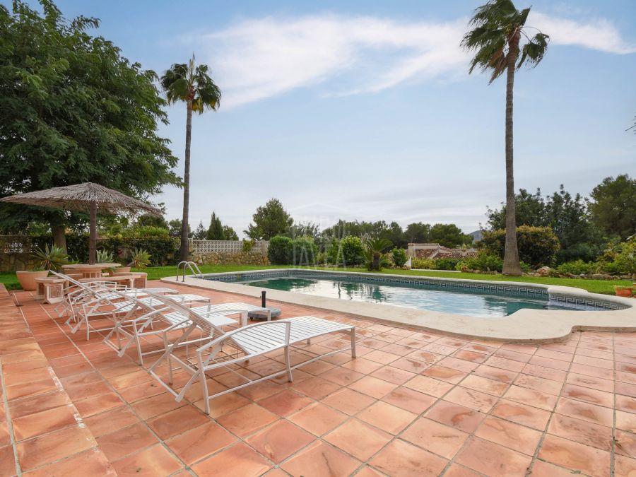 Villa for sale in Jávea in the Montgó area, south facing with open views