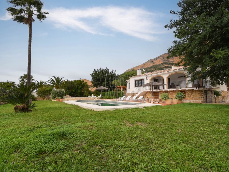 Villa à vendre à Jávea dans la région de Montgó, orientée sud avec vue dégagée
