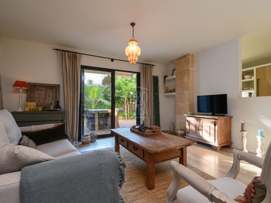 Magnificent renovated apartment for sale exclusively in Jávea, a few distance from the sea and the Port area .