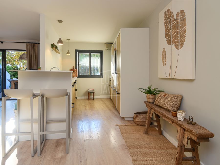 Magnificent renovated apartment for sale exclusively in Jávea, a few distance from the sea and the Port area .