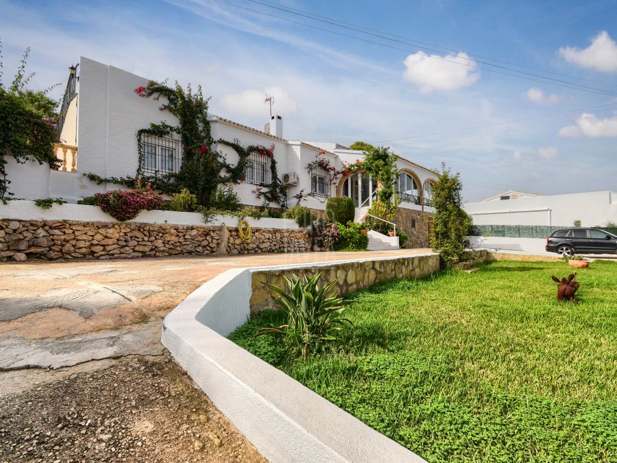 Ibiza-style villa for sale in Jávea, a few minutes drive from the sea and all kinds of services