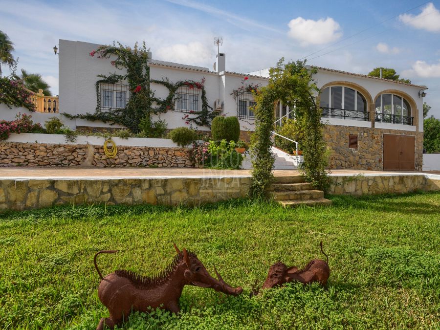 Ibiza-style villa for sale in Jávea, a few minutes drive from the sea and all kinds of services