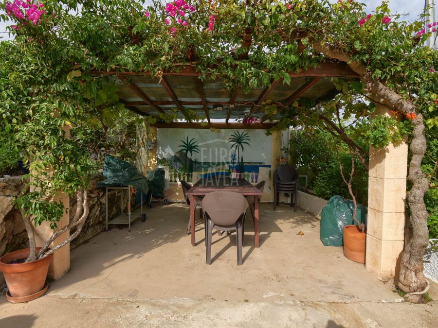 Villa in Ibiza-stijl te koop in Jávea, op een paar minuten rijden van de zee en allerlei diensten