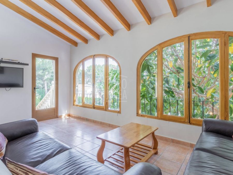 Villa à vendre à Moraira, idéale comme investissement avec une licence touristique