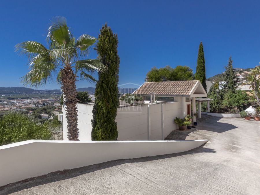 Villa de estilo moderno a la venta en la zona de La Corona de Jávea , a un paso del puerto con vistas al mar