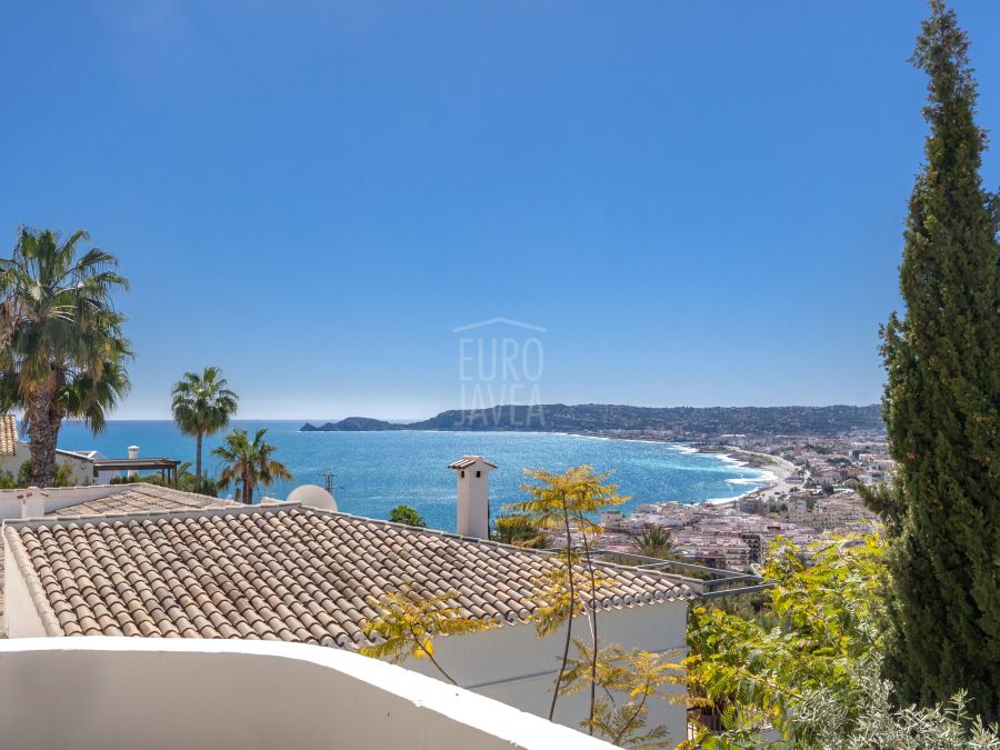 Villa de estilo moderno a la venta en la zona de La Corona de Jávea , a un paso del puerto con vistas al mar