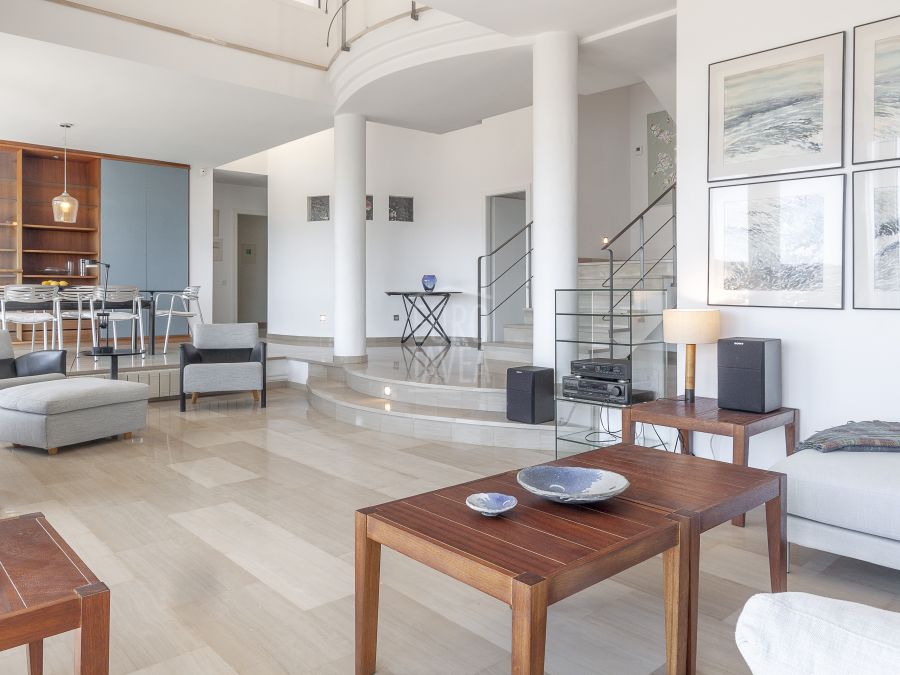 Villa de estilo moderno a la venta en la zona de La Corona de Jávea , a un paso del puerto con vistas al mar