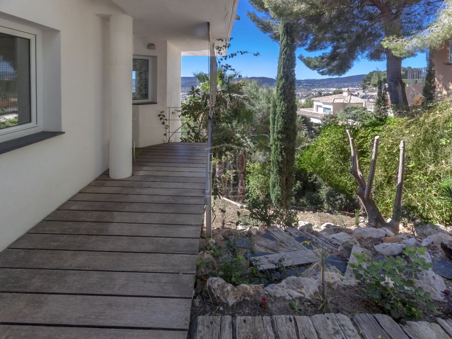 Villa de estilo moderno a la venta en la zona de La Corona de Jávea , a un paso del puerto con vistas al mar