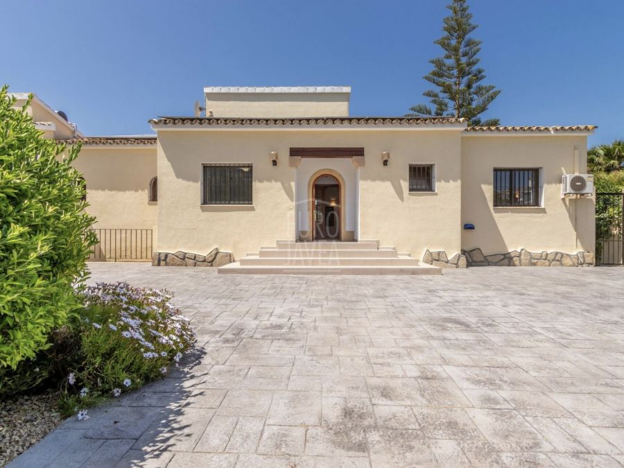 Spectacular villa for sale in the area of the Jávea Golf Club, with a tourist license