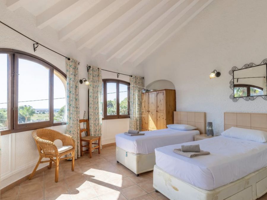 Villa de style méditerranéen à vendre à Moraira, dans la région de La Sabatera avec une licence touristique