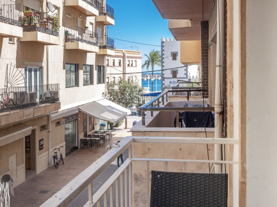Apartment for sale exclusively in the center of the Port of Jávea , walking distance to the beach and all services . Sea views