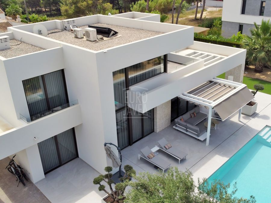 Villa exclusive à vendre avec vue dégagée dans le quartier de La Perla - Adsubia, à quelques minutes de la plage Arenal