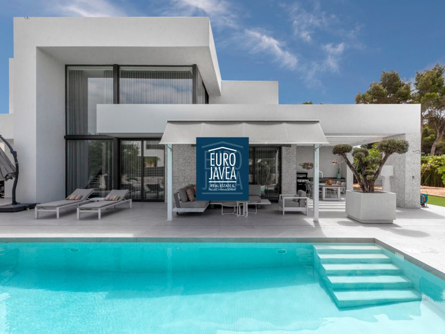 Villa exclusive à vendre avec vue dégagée dans le quartier de La Perla - Adsubia, à quelques minutes de la plage Arenal