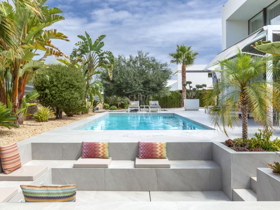Villa a la venta en Exclusiva con vistas abiertas en la zona de La Perla - Adsubia, a pocos minutos de la playa del Arenal