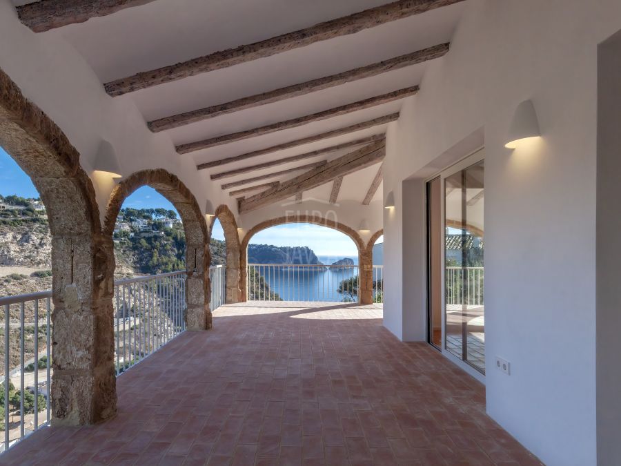 Villa totalmente reformada de estilo mediterraneo en la zona del parque Natural de la Granadella en Javea , con magnificas vistas al mar