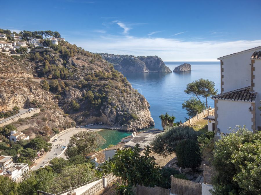 Volledig gerenoveerde villa in mediterrane stijl in het natuurpark Granadella in Javea, met prachtig uitzicht op zee