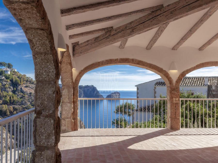 Villa totalmente reformada de estilo mediterraneo en la zona del parque Natural de la Granadella en Javea , con magnificas vistas al mar