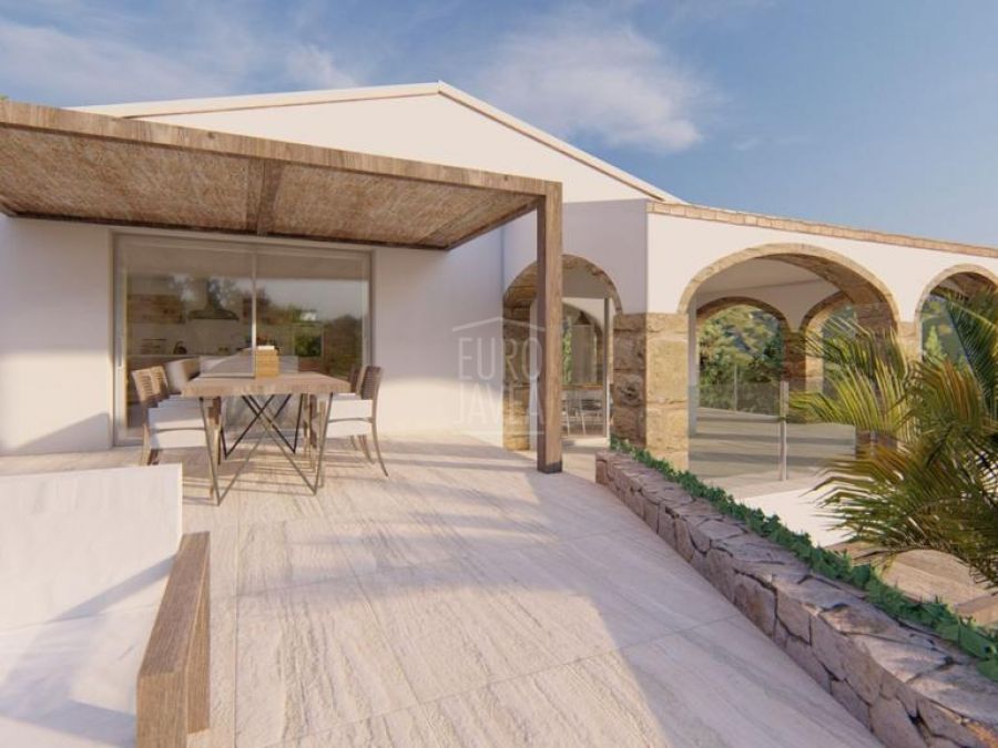 Villa die momenteel wordt gerenoveerd in mediterrane stijl te koop in Javea