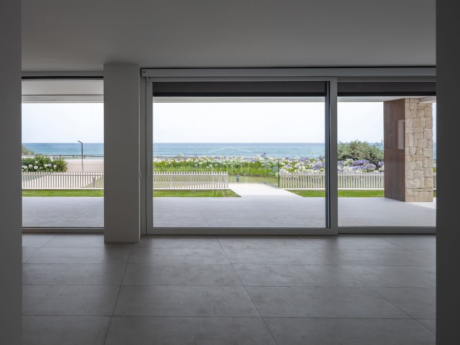 Lujoso apartamento en planta baja en primera línea en venta en Jávea con vistas al mar