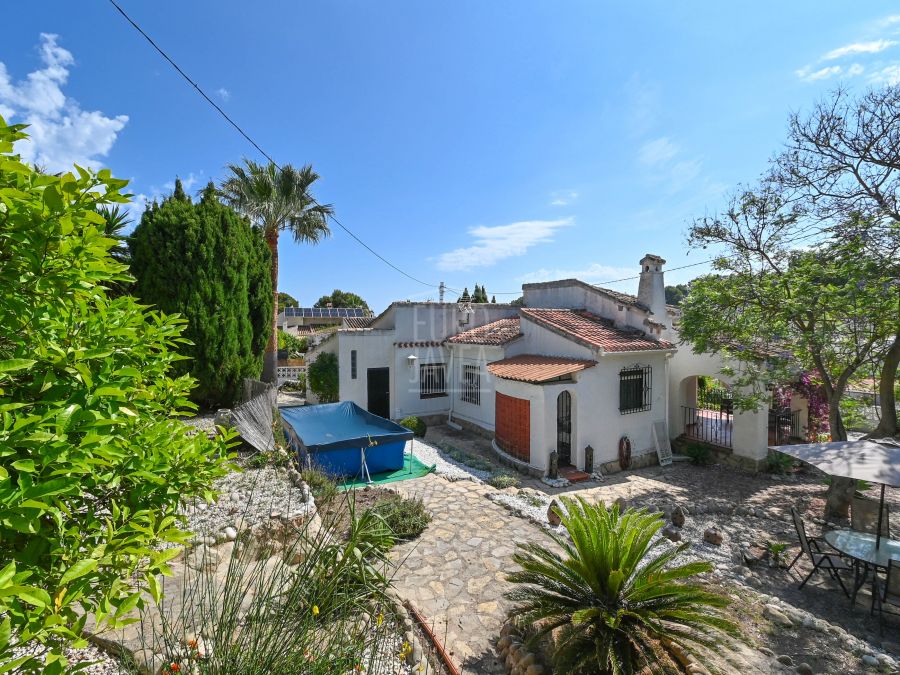 Villa à vendre à Jávea dans le quartier d'Adsubia, avec vue dégagée et proche de la plage