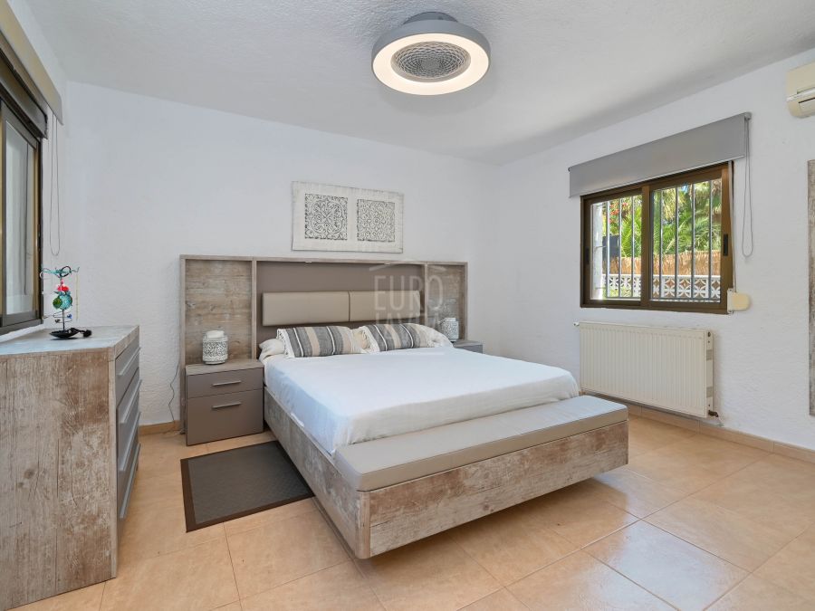 Villa a la venta en Jávea en la zona de Adsubia, con vistas abiertas y cerca de la playa