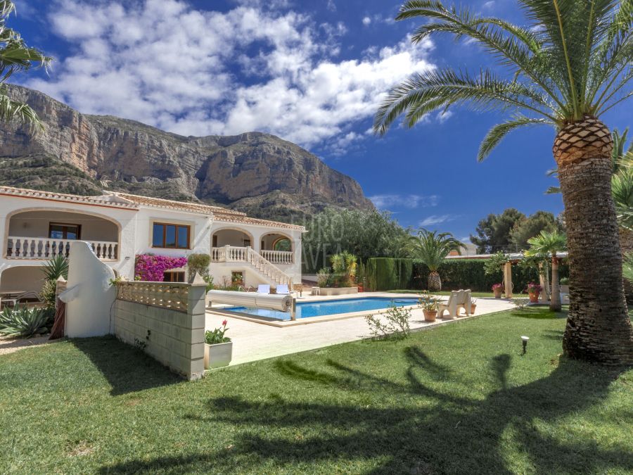 Bright traditional villa for sale exclusively in the Montgó area, south facing