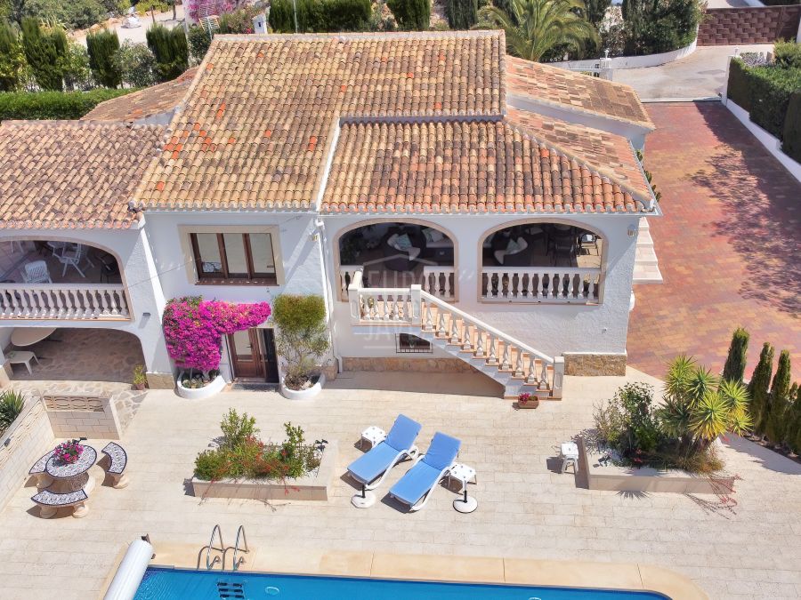 Bright traditional villa for sale exclusively in the Montgó area, south facing