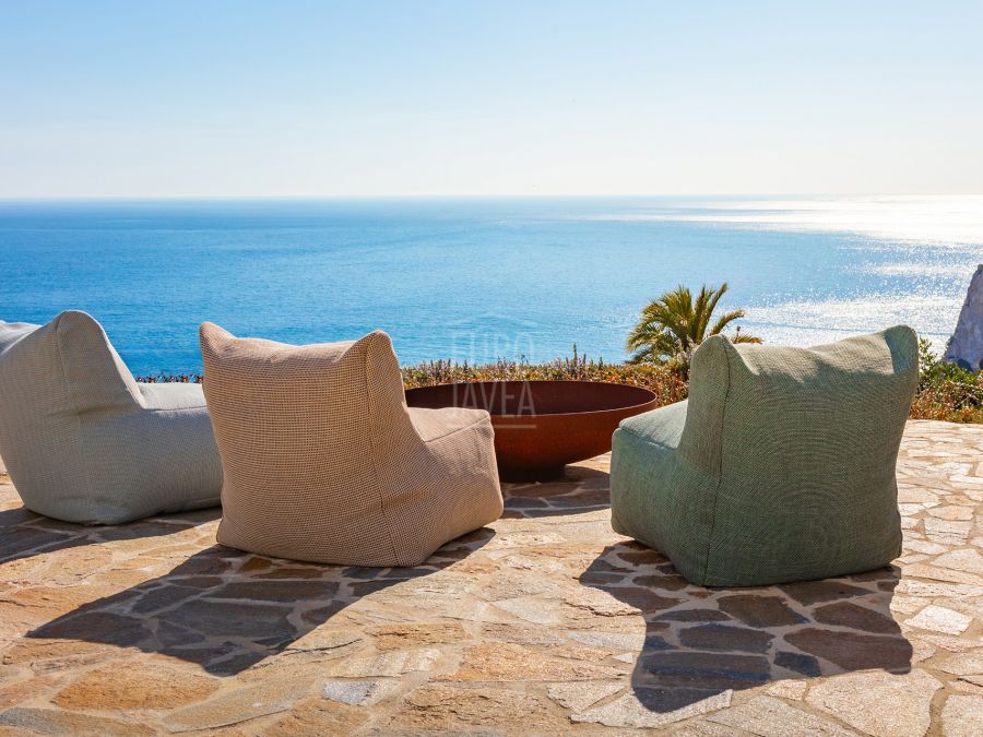 Lujosa villa en Jávea situada en un enclave único , en primera linea con impresionantes vistas al mar desde cualquier rincón de la casa